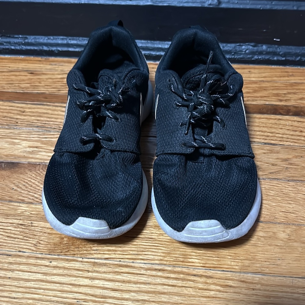 Nike Rosche Sneaker - Picture 2 of 5